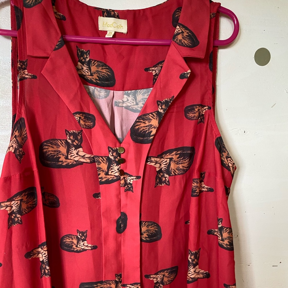 Sleeveless top with cat print